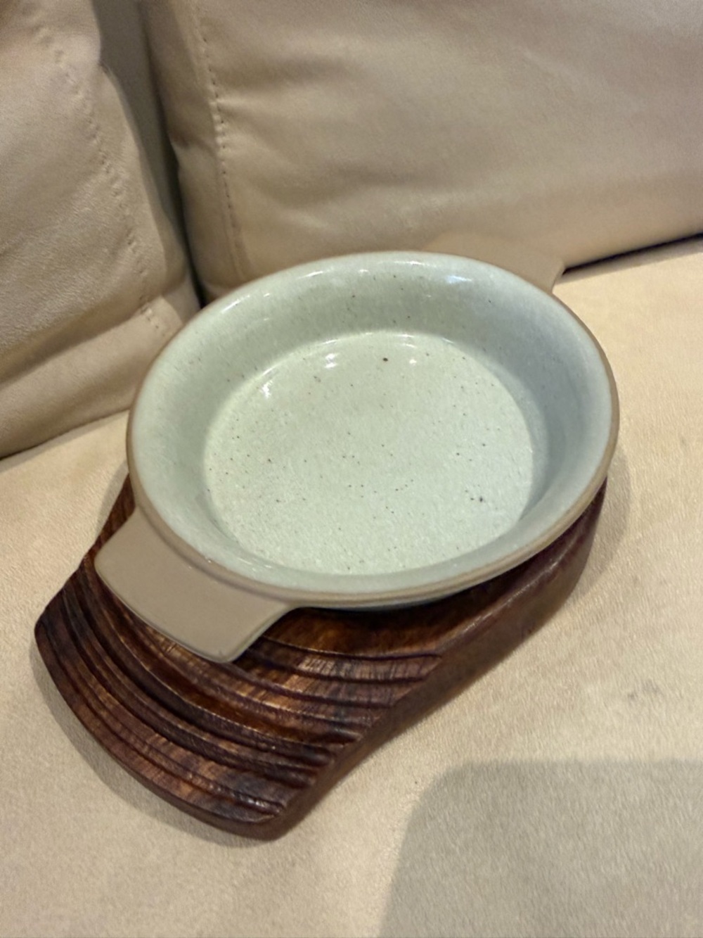 Art de Cuisine Ceramic Serving Bowl with Wooden Tray - Light Beige and Brown